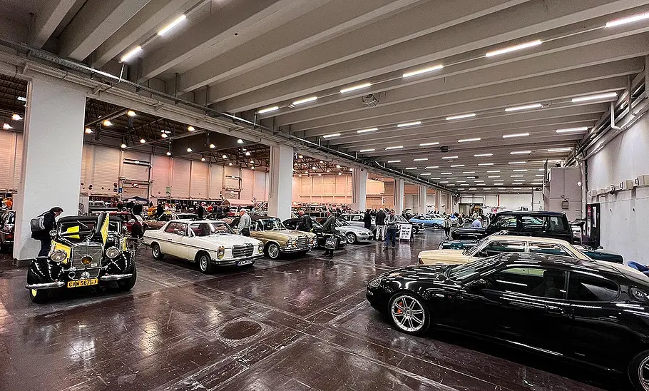 Blick in die Messehallen der Techno Classica Essen 2025.