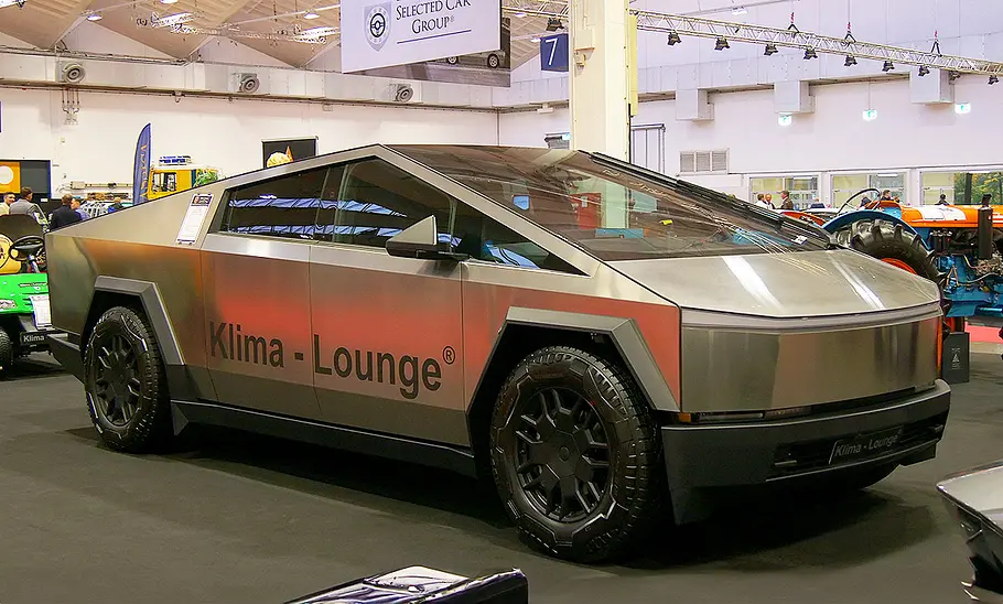 Blick von schräg vorne auf den Tesla Cybertruck.