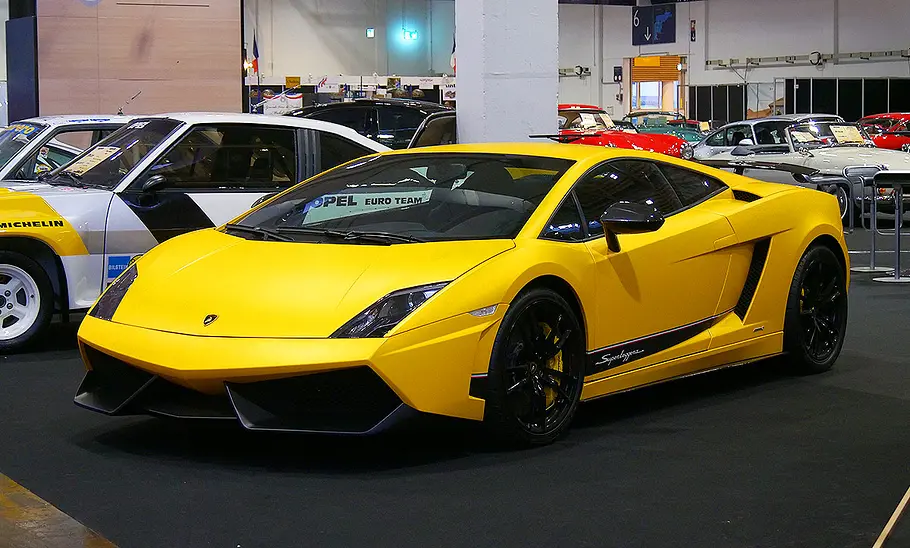 Blick von schräg vorne auf den Lamborghini Gallardo Superleggera.