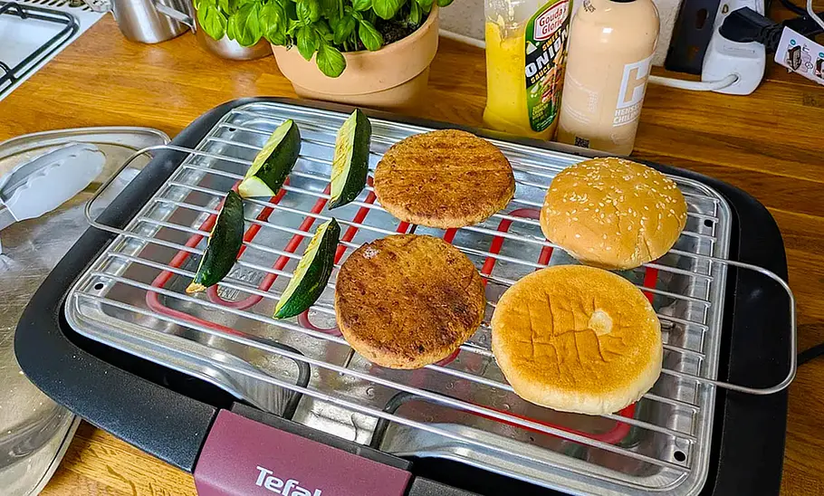 Tefal Easygrill Der Tefal Easygrill mit aufgelegten Speisen von schräg oben fotografiert.