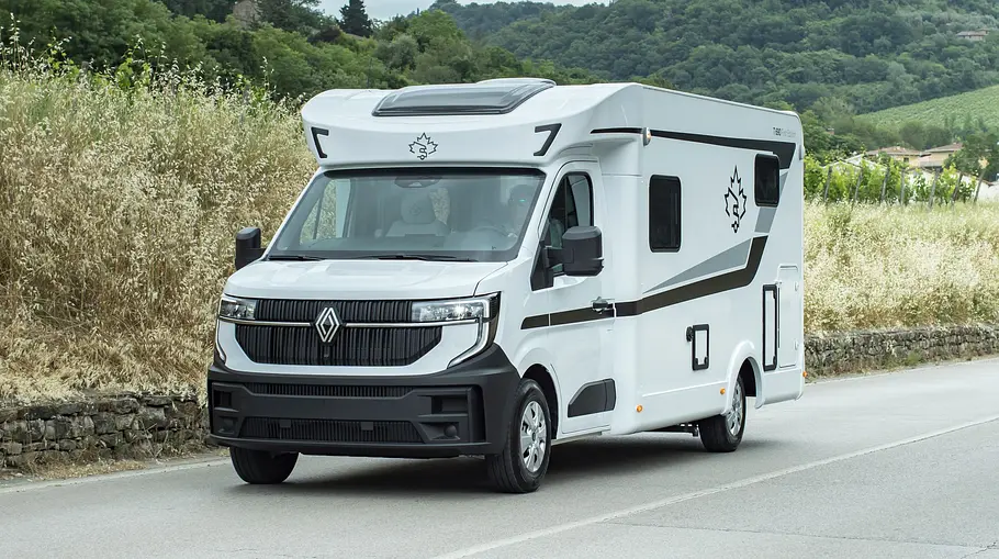 Teilintegrierte Wohnmobile für vier Übersicht Der Ahorn Camp T 690 fahrend von schräg vorne links.