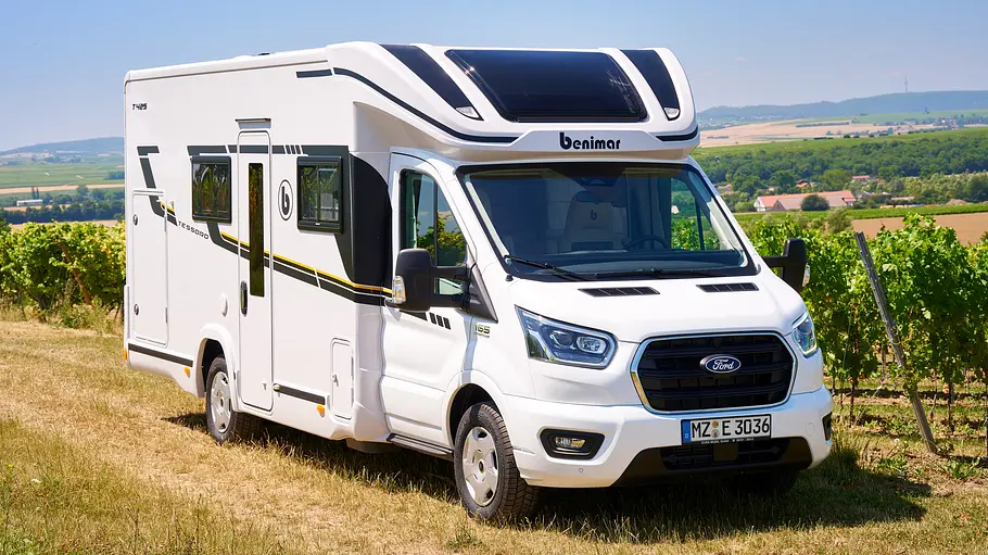 Teilintegrierte Wohnmobile für vier Übersicht Der Benimar Tessoro T425 statisch von schräg vorne rechts.