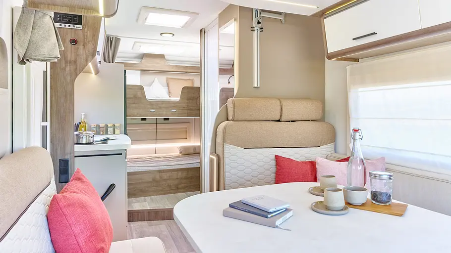 Teilintegrierte Wohnmobile für vier Übersicht Durchsicht durch den Wohnraum des Benimar Tessoro T425.