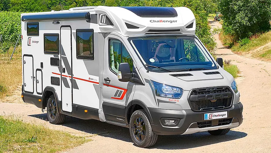 Teilintegrierte Wohnmobile für vier Übersicht Das Bild zeigt den Challenger S294 statisch von schräg vorne rechts fotografiert.
