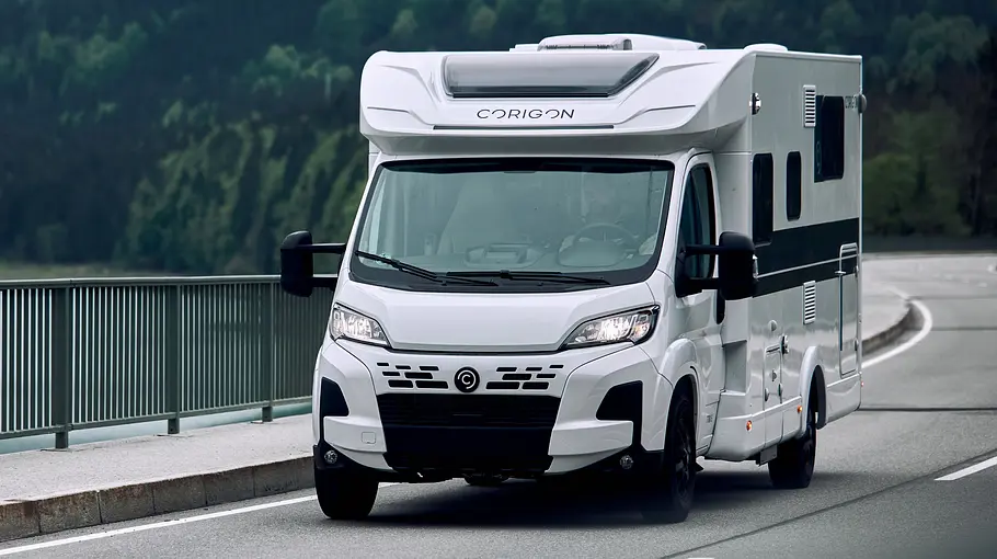 Teilintegrierte Wohnmobile für vier Übersicht Der Corigon T 700 S fahrend von schräg vorne links.