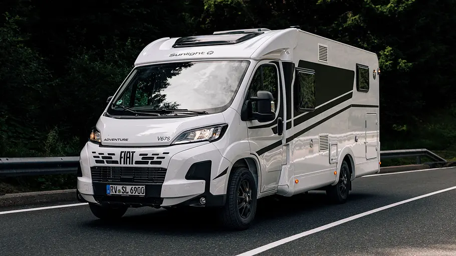 Teilintegrierte Wohnmobile für vier Übersicht Der Sunlight V67S fahrend von schräg vorne links.