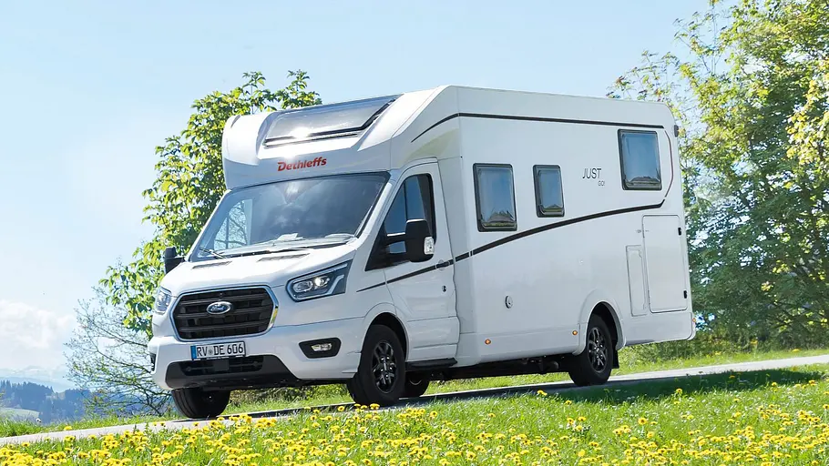 Teilintegrierte Wohnmobile für vier Übersicht Der Dethleffs Just Go T 7055 EB statisch von schräg vorne links.