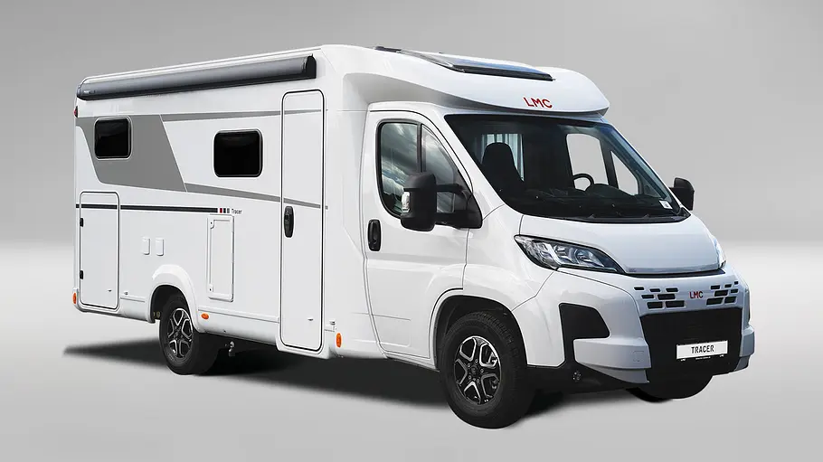 Teilintegrierte Wohnmobile für vier Übersicht Der LMC Tracer T680 DL statisch von schräg vorne rechts.