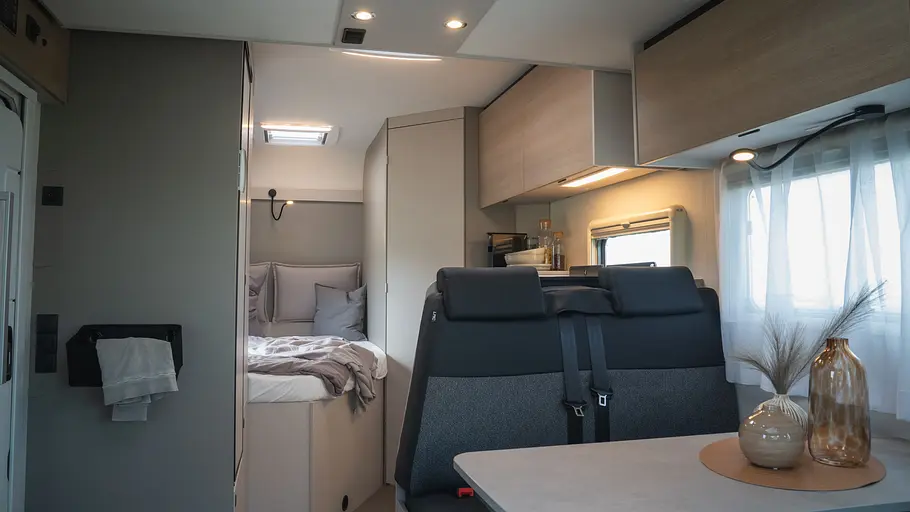 Teilintegrierte Wohnmobile für vier Übersicht Durchsicht durch den Wohnraum des LMC Tracer T680 DL.