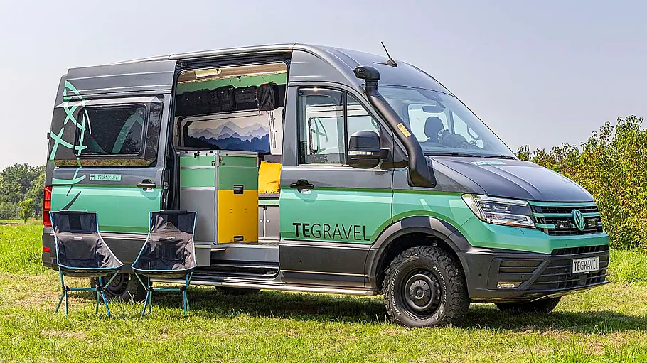 Der Terracamper Tegravel statisch von schräg vorne rechts mit geöffneter Schiebetüre.