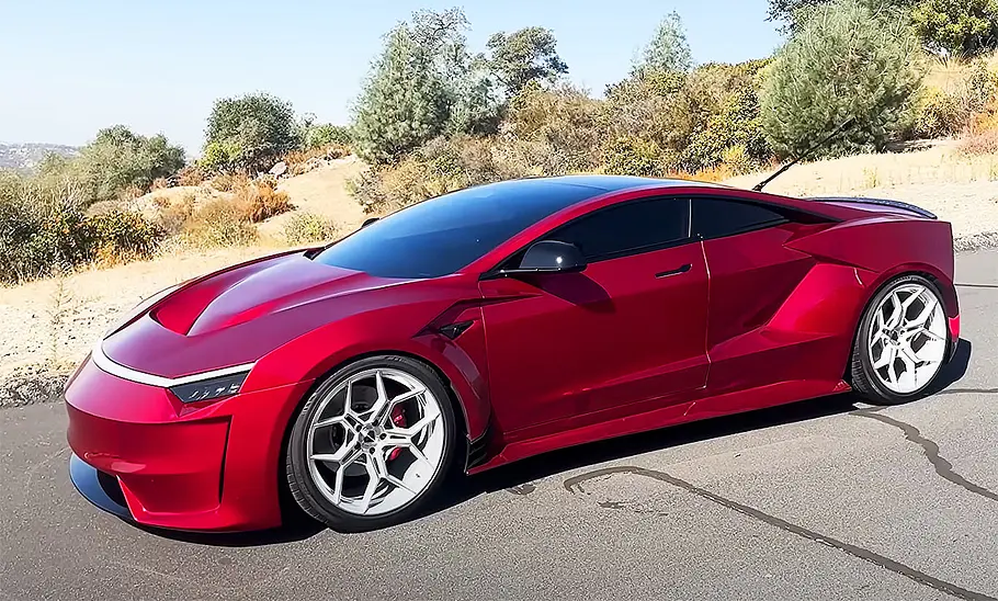 Blick von der Seite auf den Tesla CyberRoadster.