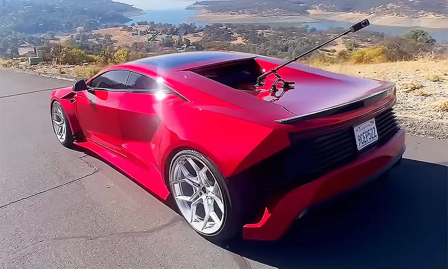 Blick von schräg hintenauf den Tesla CyberRoadster.