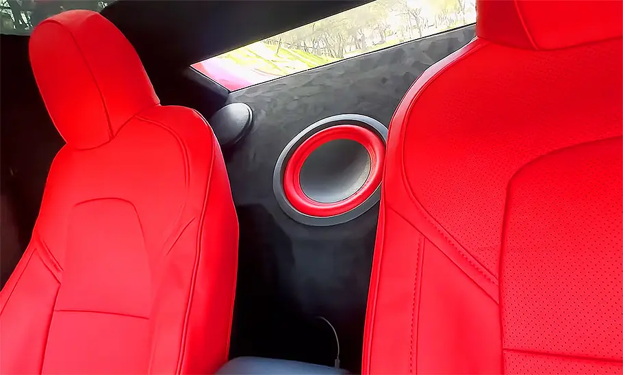 Blick auf den Subwoofer im Innenraum des Tesla CyberRoadster.