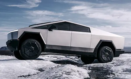 Der Tesla Cybertruck (2023) im Gelände stehend von der Seite fotografiert.