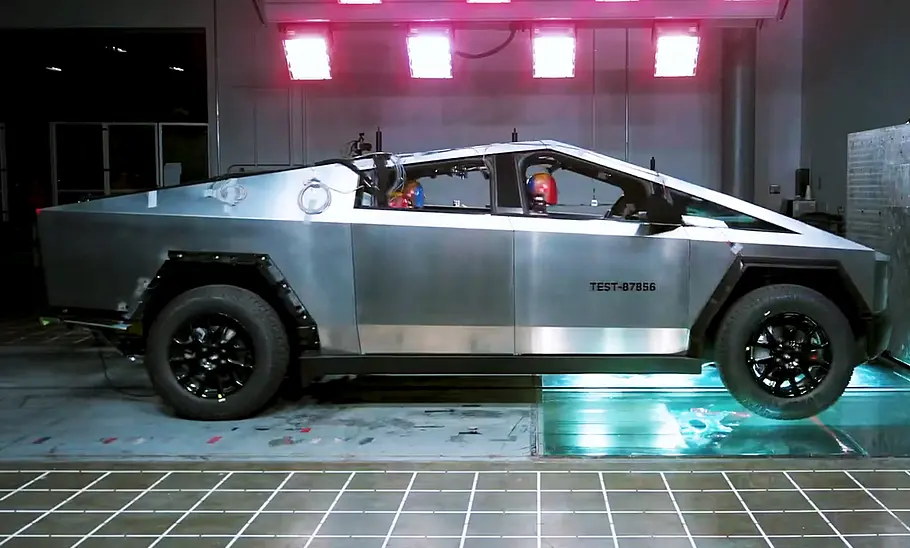 Tesla Cybertruck (2023) Der Tesla Cybertruck (2023) im Crashtest.