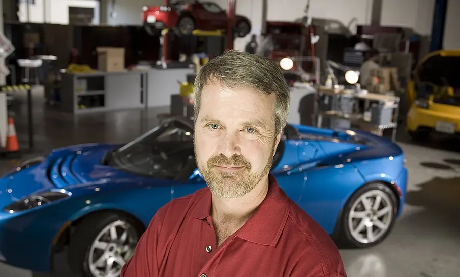 Einer der Gründer von Tesla, Martin Eberhard, dahinter der Tesla Roadster.