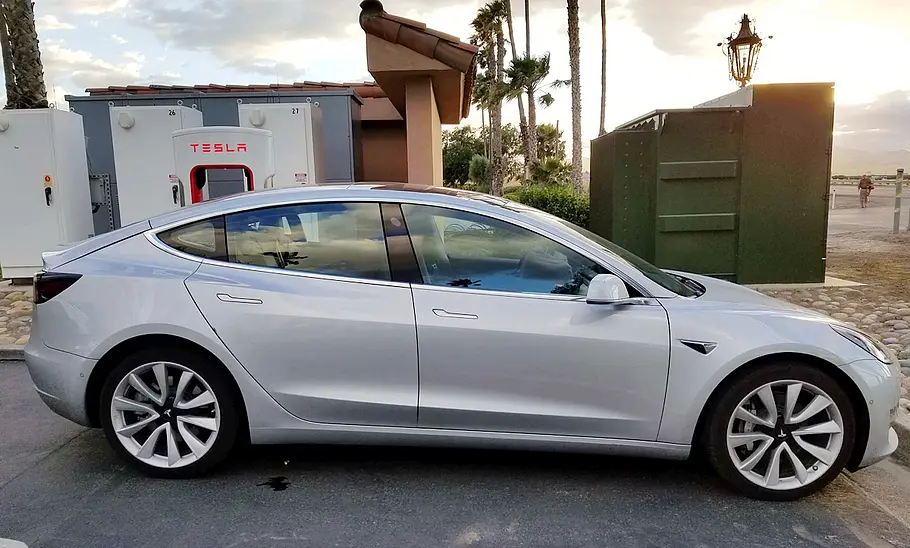 Tesla Model 3 (2018) Tesla Model 3 (2017)