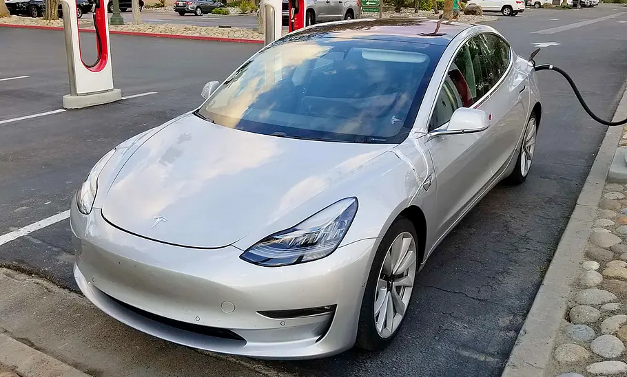 Tesla Model 3 (2018) Tesla Model 3 (2017)