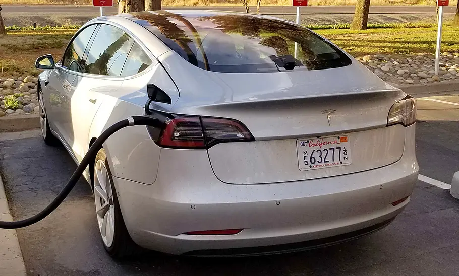 Tesla Model 3 (2018) Tesla Model 3 (2017)