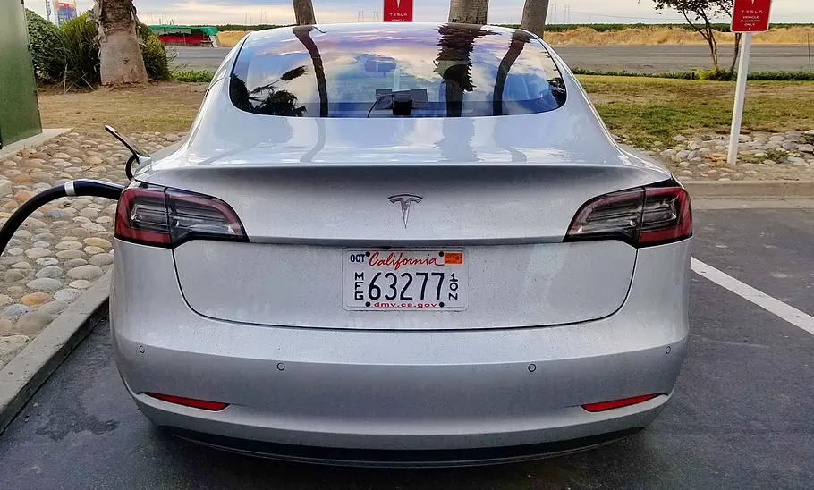 Tesla Model 3 (2018) Tesla Model 3 (2017)