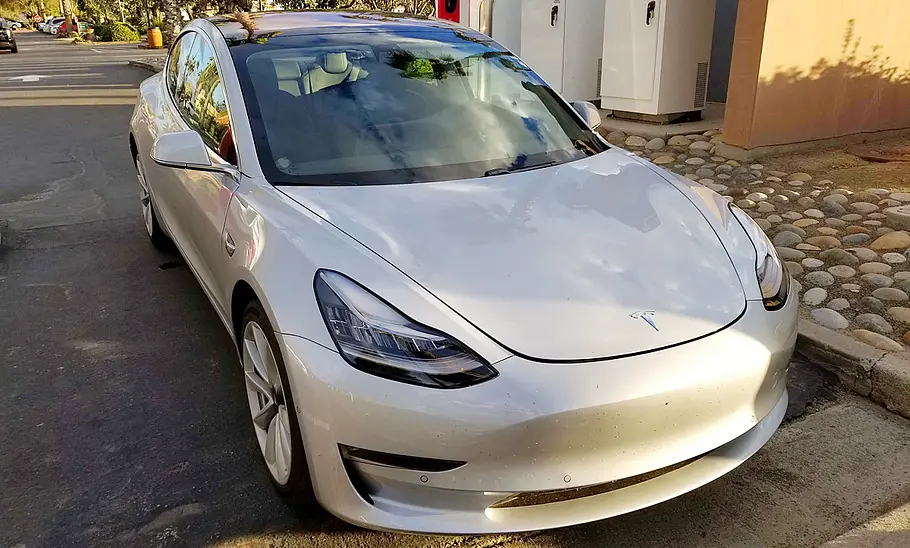 Tesla Model 3 (2018) Tesla Model 3 (2017)