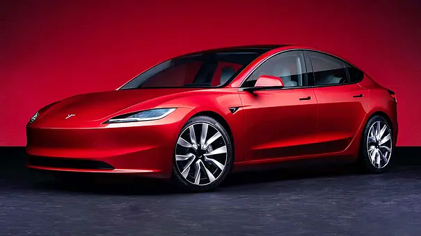 Das Tesla Model 3 Facelift (2023) in Studioumgebung von vorne links fotografiert. - Foto: Tesla