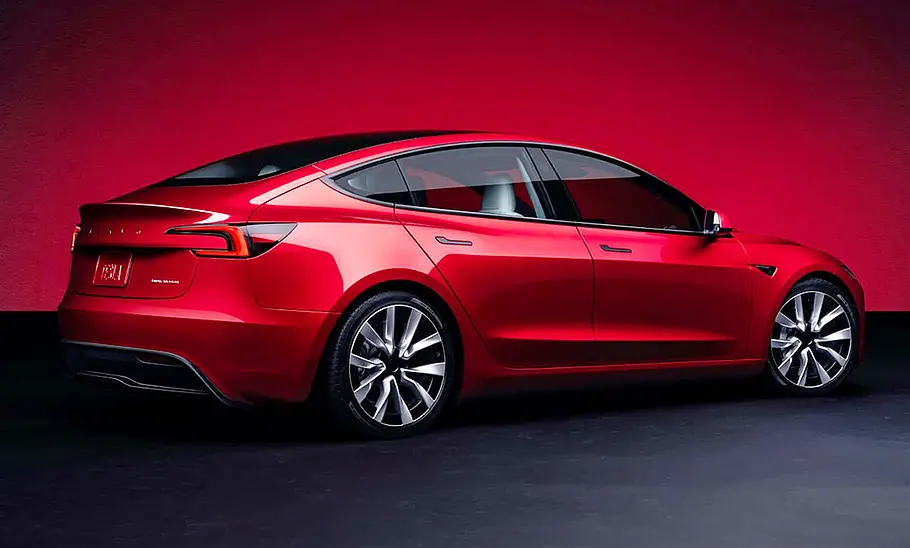 Tesla Model 3 Facelift (2023) Das Tesla Model 3 Facelift (2023) in Studioumgebung von hinten rechts fotografiert.
