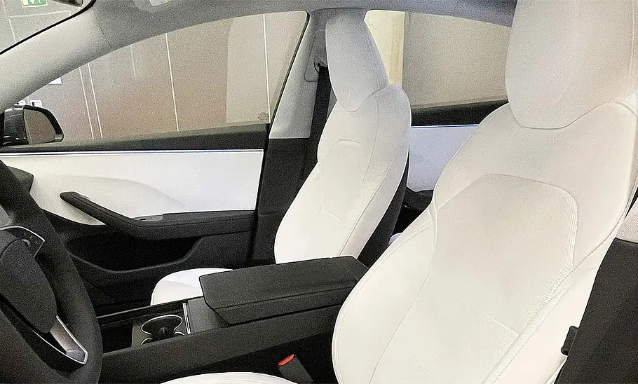 Tesla Model 3 Facelift (2023) Die vorderen Sitze des Tesla Model 3 Facelift (2023).