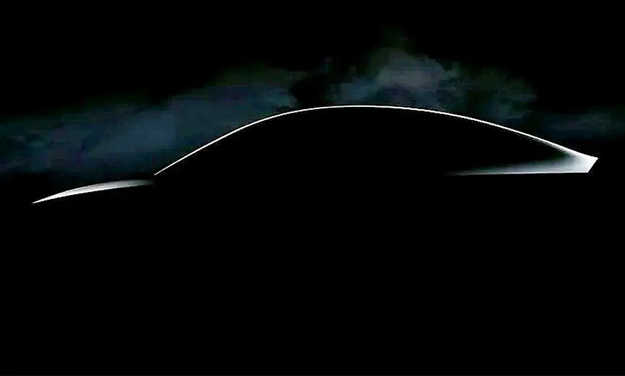 Tesla Model Q Dunkles Teaserbild des Tesla Model Q. Es ist nur eine Silouheltte eines Fahrzeugs zu erkennen.