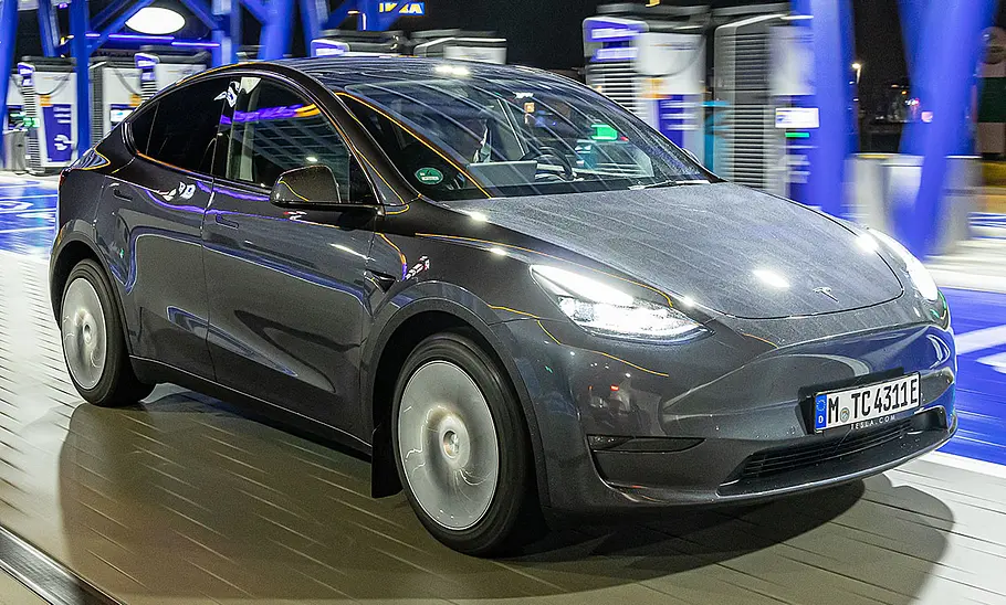 Das Tesla Model Y führte 2023 die E-Auto-Verkaufsstatistik in Deutschland an.