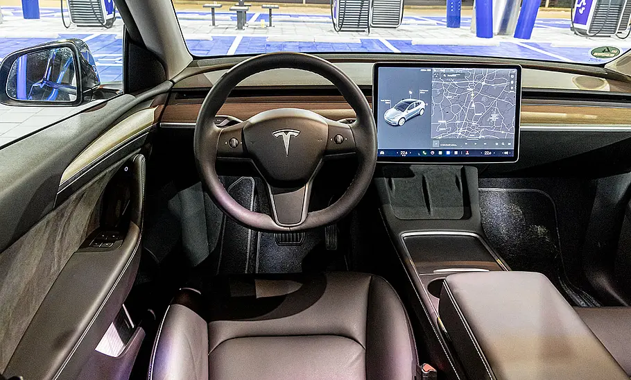Im Cockpit des Tesla Model Y sucht man beinahe vergebens nach klassischen Knöpfen.