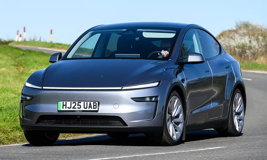 Tesla Model Y Facelift (2025) Das Tesla Model Y Facelift (2025) fährt in eine Kurve, von schräg vorne fotografiert.