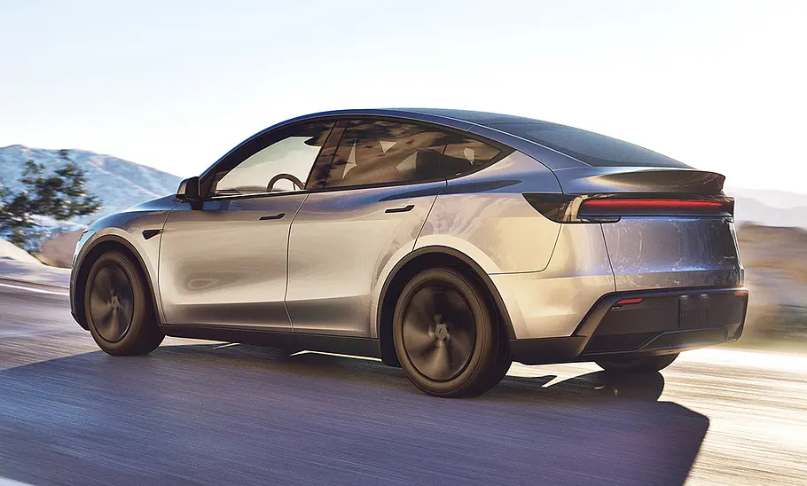 Tesla Model Y Facelift (2025) Das Tesla Model Y Facelift (2025) fahrend von schräg hinten fotografiert.