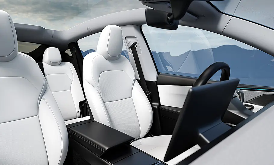 Tesla Model Y Facelift (2025) Die Vordersitze im Tesla Model Y Facelift (2025).