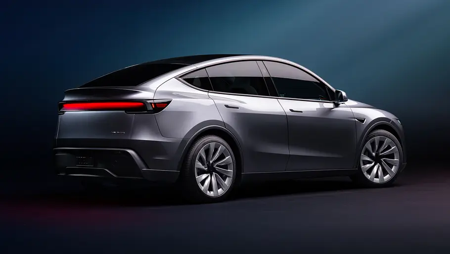Tesla Model Y Facelift Das Tesla Model Y Facelift steht vor dunklem Hintergrund, von hinten rechts fotografiert.