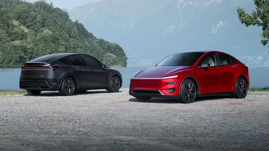 Tesla Model Y Facelift Zwei Tesla Model Y Performance stehen nebeneinander an einem Gewässer.