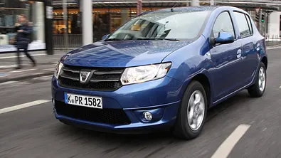 Dacia Sandero TCe 90 2013 Test Dreizylinder Fahrbild Front