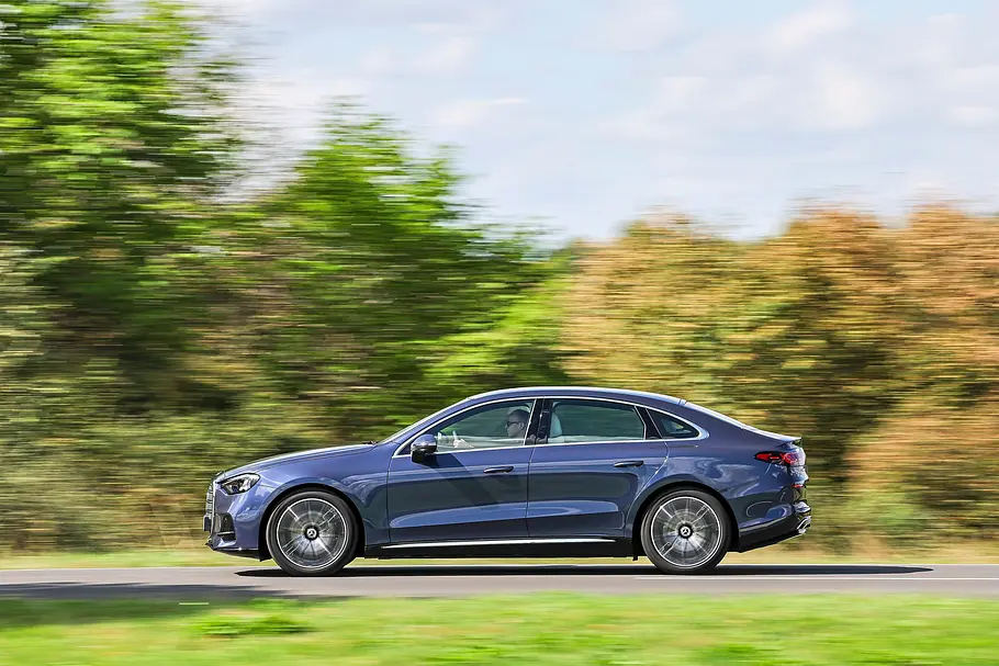 Mercedes C 400 4Matic elektrisch Mercedes C 400 4Matic elektrisch aus seitlicher Perspektive fahrend auf der Landstraße