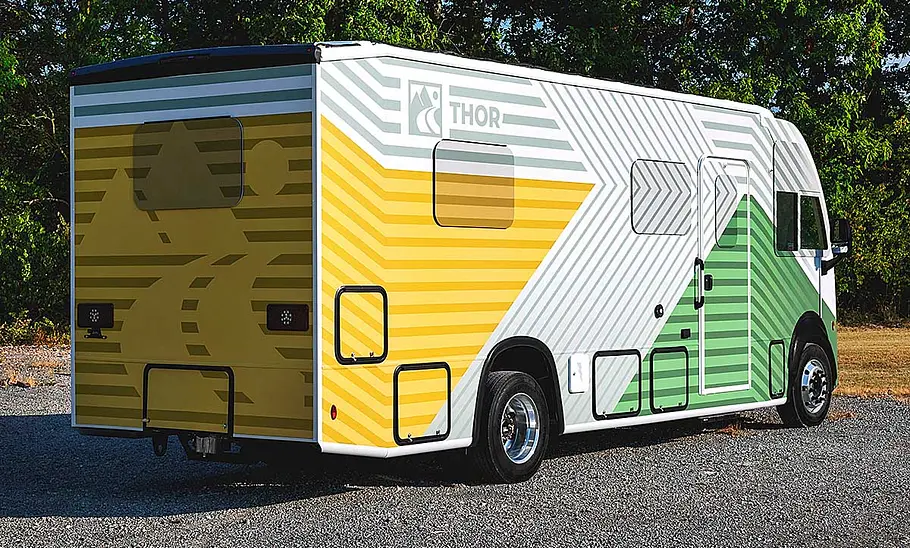 Thor Industries Hybrid-Wohnmobil (2025) Thor Industries Hybrid-Wohnmobil (2025); stehend, Ansicht schräg hinten