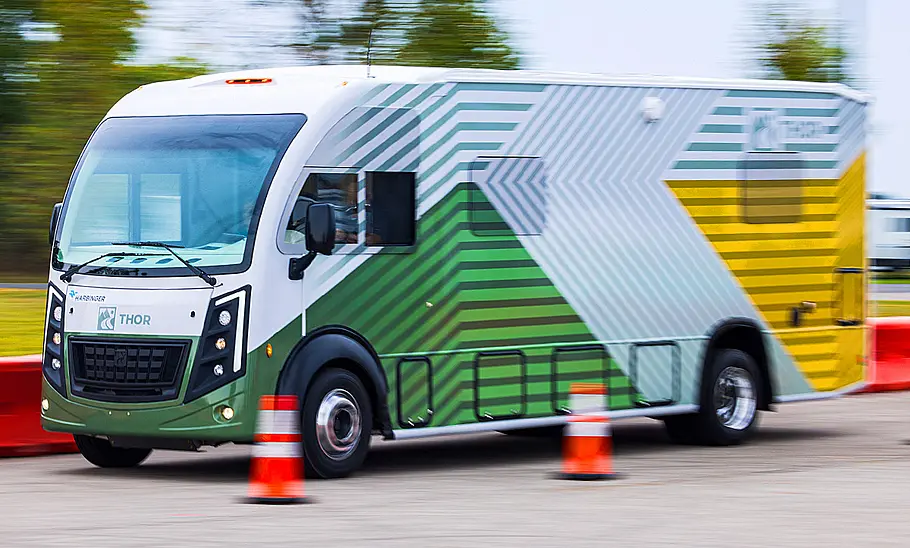 Thor Industries Hybrid-Wohnmobil (2025) Thor Industries Hybrid-Wohnmobil (2025); fahrend, Ansicht schräg vorne