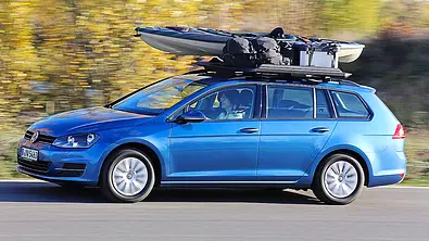 Dachplattform Thule Caprock im Test auf VW Golf Variant. - Foto: Holger Ippen