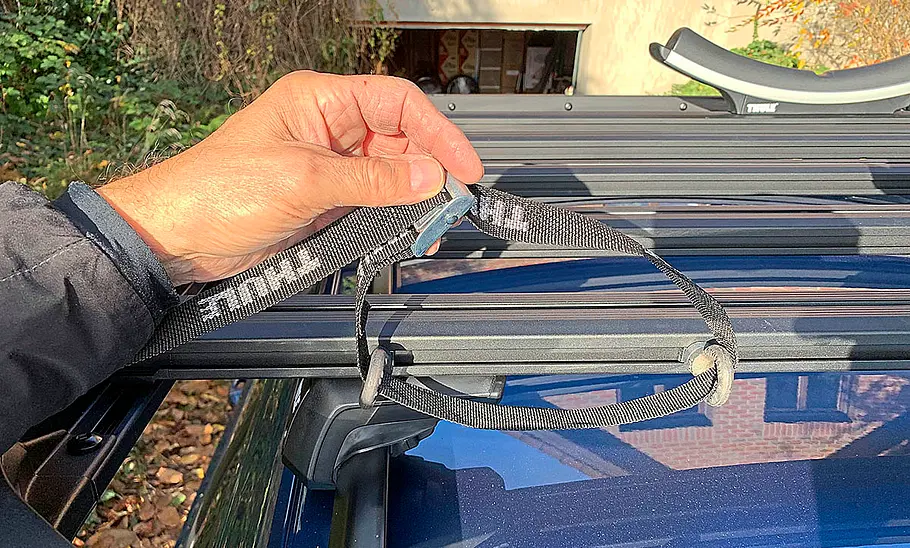 Detailansicht von Eye Bolt-Öse der Dachplattform Thule Caprock.