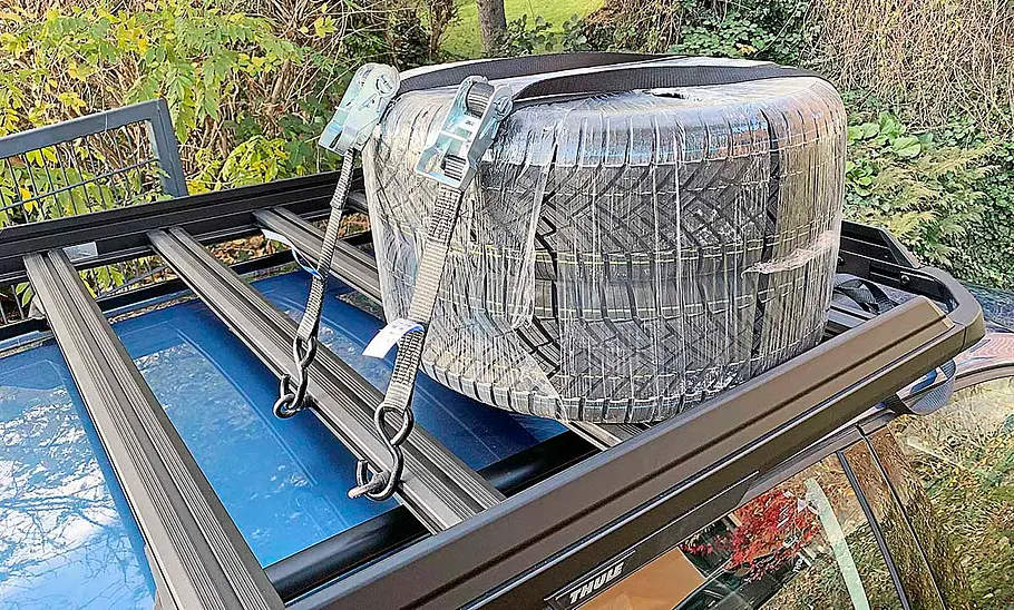 Dachplattform Thule Caprock im Test mit zwei Ersatzreifen beladen.