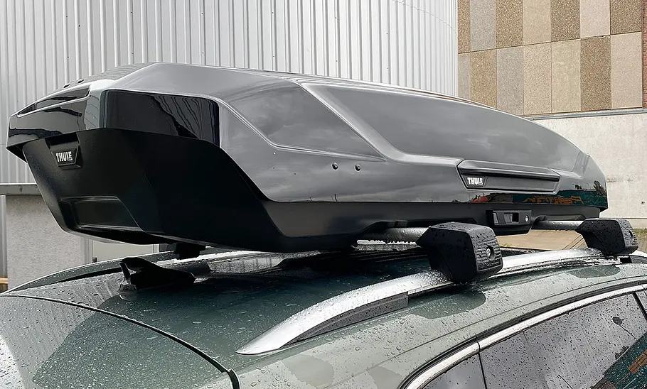 Die Dachbox Thule Motion 3 von schräg hinten.