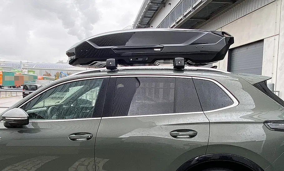 Die Dachbox Thule Motion 3 von der Seite.