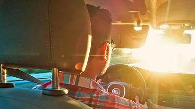 Tiefstehende Sonne beim Autofahren - Foto: Imago