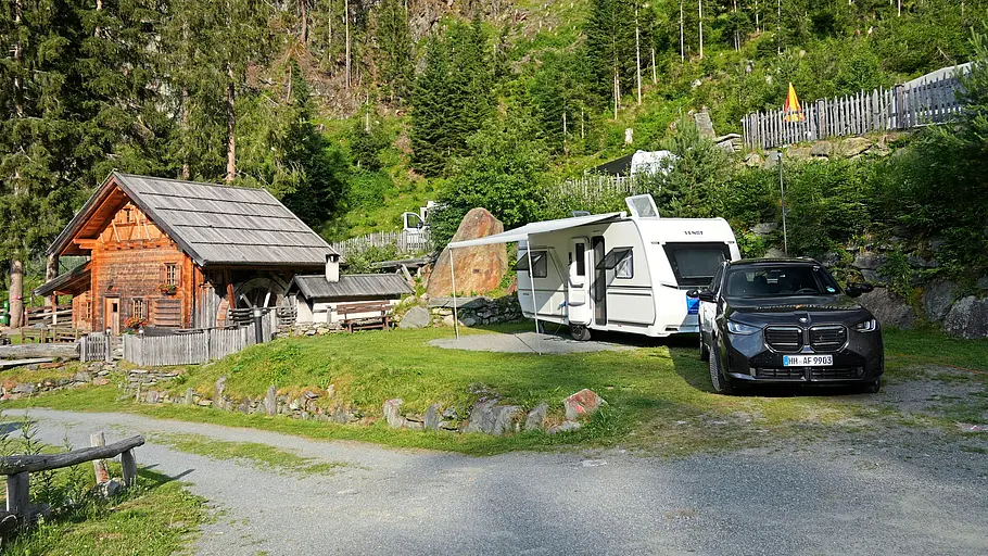 Tirol-Reisereportage im Fendt Bianco Das Gespann aus BMW X3 und Fendt Bianco auf dem Naturcampingplatz Kuprian.