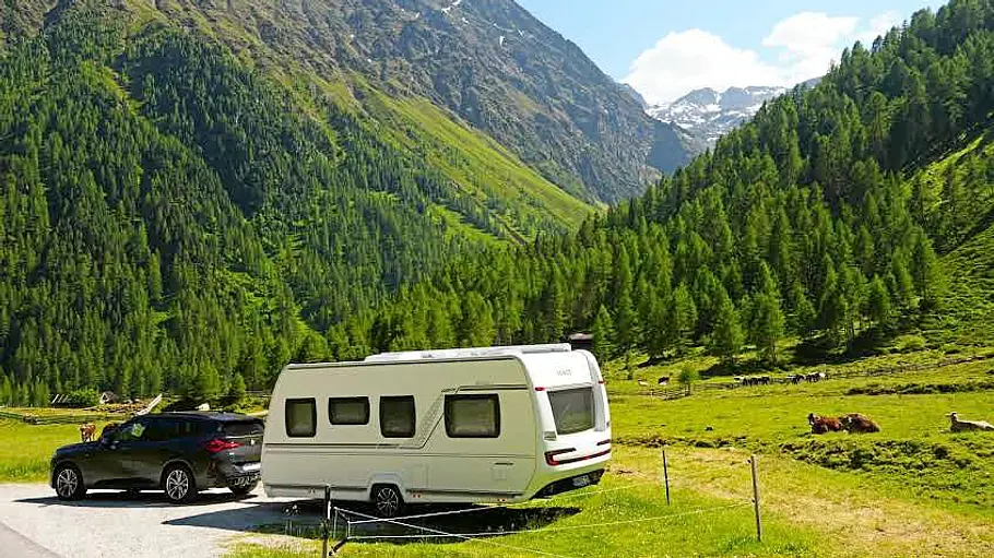 Tirol-Reisereportage im Fendt Bianco Das Gespann aus BMW X3 und Fendt Bianco vor einem Bergpanorama.