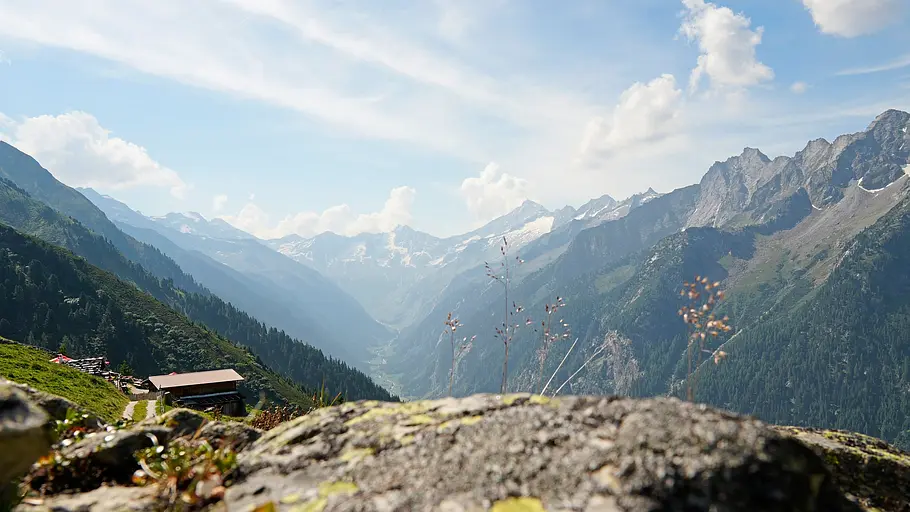 Tirol-Reisereportage im Fendt Bianco Blick von einem Berggipfel in ein Tiroler Tal.