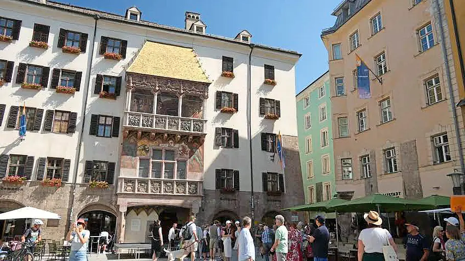 Tirol-Reisereportage im Fendt Bianco Mittelalterliche Gebäude in der Innenstadt von Innsbruck.